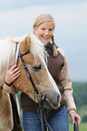 Frau mit Haflinger