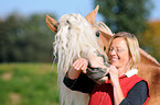 Frau und Haflinger Hengst