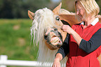 Frau und Haflinger Hengst