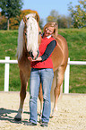 Frau und Haflinger Hengst