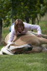 Frau mit Haflinger