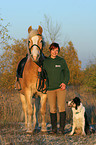 Frau mit Hund und Pferd