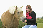 Frau mit Haflinger