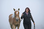 Frau mit Haflinger