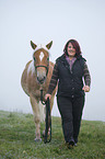 Frau mit Haflinger