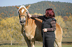 Frau mit Haflinger