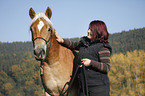 Frau mit Haflinger