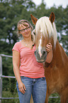 Frau und Haflinger