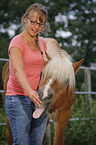 Frau und Haflinger