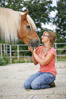 Frau und Haflinger