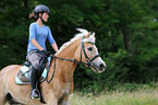 Frau reitet Haflinger