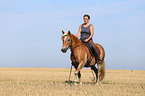 Frau reitet Haflinger