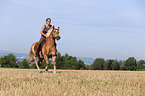 Frau reitet Haflinger