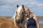 Frau mit Haflinger