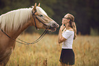 junge Frau mit Haflinger