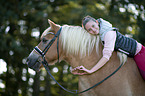 Haflinger mit Frau