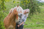 Frau mit Haflinger