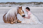 Frau und Haflinger