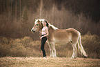 Frau und Haflinger