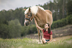 Frau und Haflinger