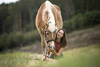 Frau und Haflinger