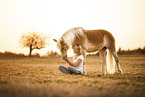 Frau und Haflinger