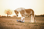 Frau und Haflinger