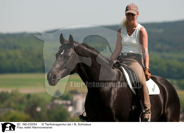 Frau reitet Hannoveraner / woman rides Hanoverian / NS-03054