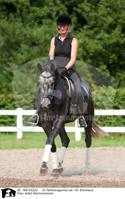 Frau reitet Hannoveraner / woman rides Hanoverian horse / NS-03222