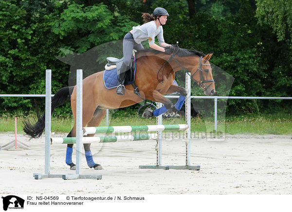 Frau reitet Hannoveraner / woman rides Hanoverian / NS-04569