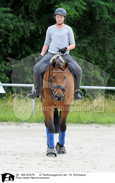 Frau reitet Hannoveraner / woman rides Hanoverian / NS-04570