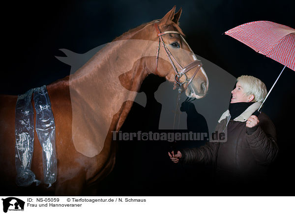 Frau und Hannoveraner / woman and Hanoverian Horse / NS-05059