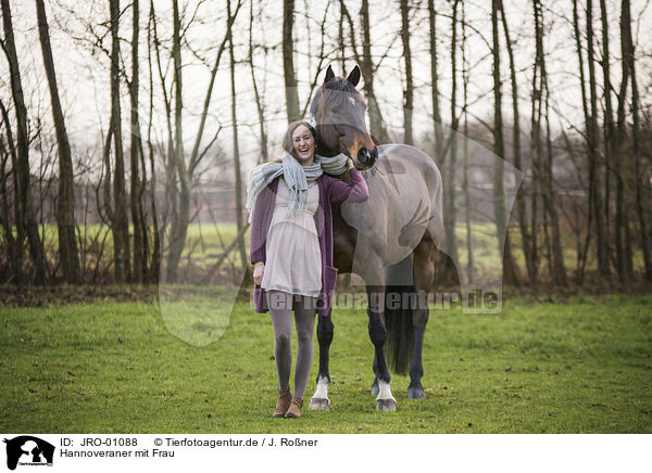 Hannoveraner mit Frau / Hanoverian Horse with woman / JRO-01088