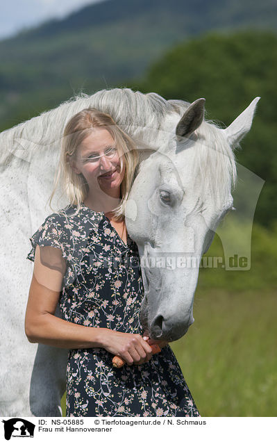 Frau mit Hannoveraner / woman with Hanoverian Horse / NS-05885