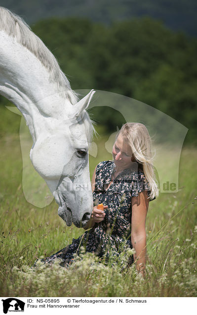 Frau mit Hannoveraner / woman with Hanoverian Horse / NS-05895