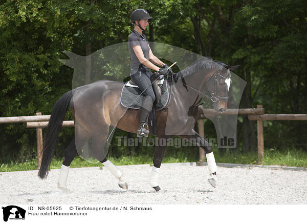 Frau reitet Hannoveraner / woman rides Hanoverian Horse / NS-05925