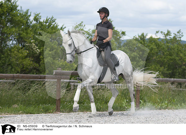 Frau reitet Hannoveraner / woman rides Hanoverian Horse / NS-05939