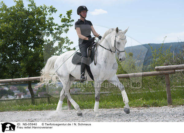 Frau reitet Hannoveraner / woman rides Hanoverian Horse / NS-05940
