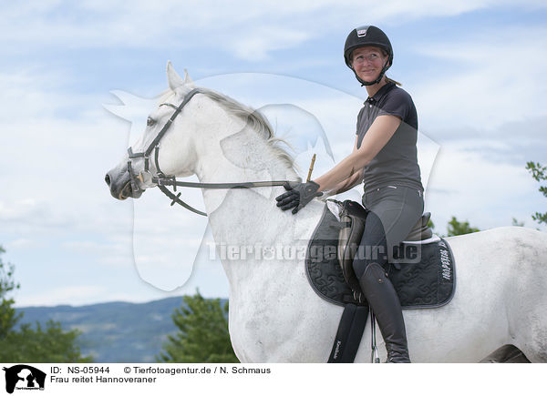 Frau reitet Hannoveraner / woman rides Hanoverian Horse / NS-05944