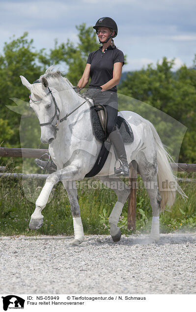 Frau reitet Hannoveraner / woman rides Hanoverian Horse / NS-05949