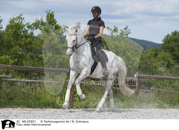 Frau reitet Hannoveraner / NS-05951