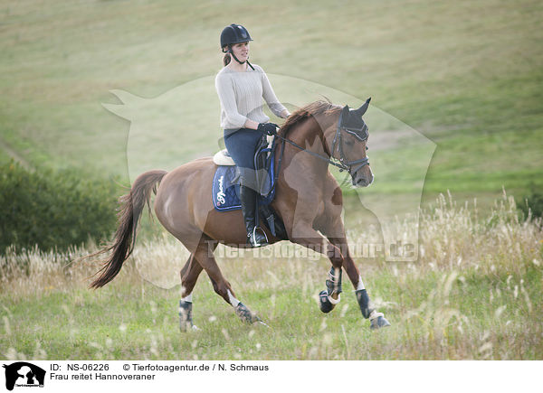 Frau reitet Hannoveraner / woman rides Hanoverian Horse / NS-06226