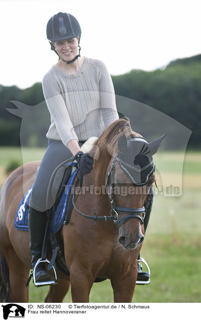 Frau reitet Hannoveraner / woman rides Hanoverian Horse / NS-06230
