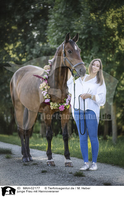 junge Frau mit Hannoveraner / young woman with Hanoverian Horse / MAH-02177