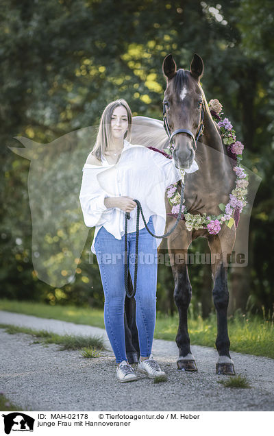 junge Frau mit Hannoveraner / young woman with Hanoverian Horse / MAH-02178