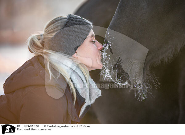 Frau und Hannoveraner / woman and Hanoverian / JRO-01378