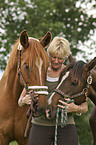 Frau mit 2 Pferden