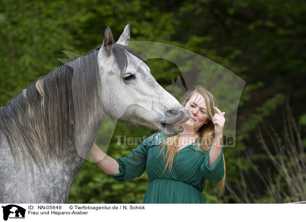 Frau und Hispano-Araber / NN-05649