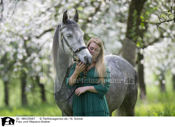 Frau und Hispano-Araber / woman and half-blood / NN-05667