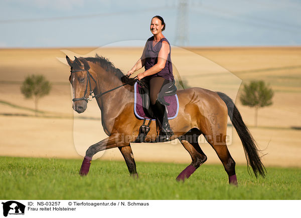 Frau reitet Holsteiner / woman rides warmblood / NS-03257